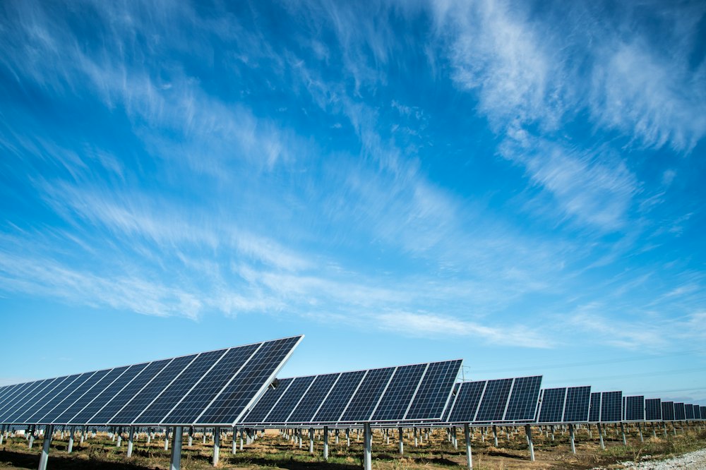 Painéis solares fotovoltaicos sobre gramado sustentável