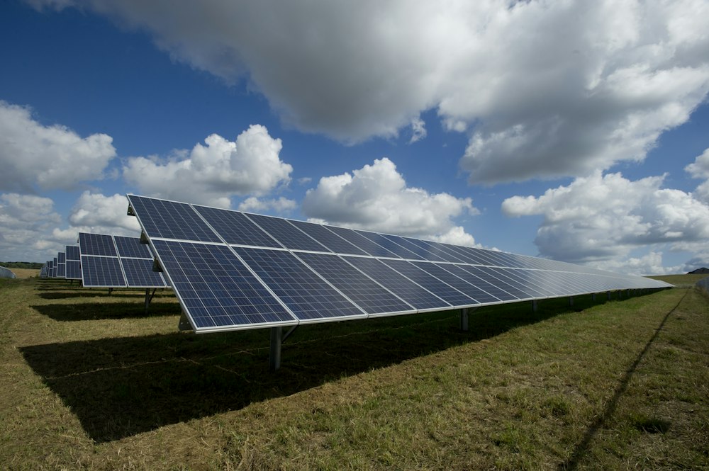 Painéis solares instalados em área aberta